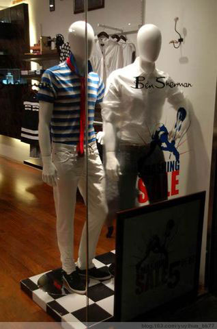 评价几家服装店铺陈列