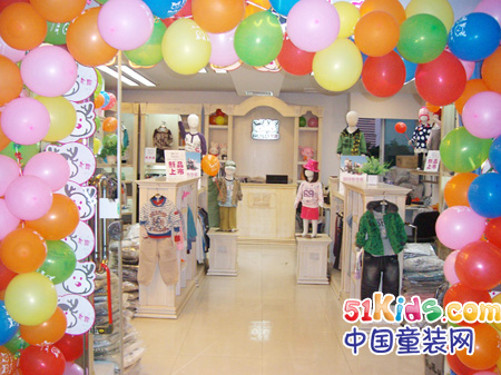 热烈庆祝灰鹿童装黑龙江省三家加盟专卖店隆重开业！